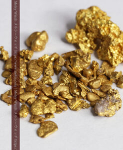 3.43gの小さな粒とやや大きめを1点含むビクトリア州産自然金-G0506-2