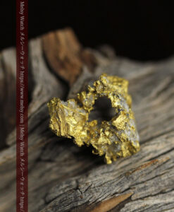 4.24gの金と石英の組み合わせが複雑な中央に穴の開いた自然金-G0516-14