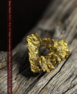 4.24gの金と石英の組み合わせが複雑な中央に穴の開いた自然金-G0516-16