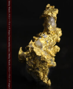 4.24gの金と石英の組み合わせが複雑な中央に穴の開いた自然金-G0516-3