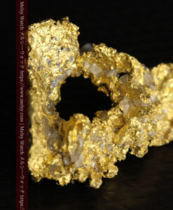 4.24gの金と石英の組み合わせが複雑な中央に穴の開いた自然金-G0516-5