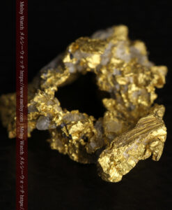 4.24gの金と石英の組み合わせが複雑な中央に穴の開いた自然金-G0516-9