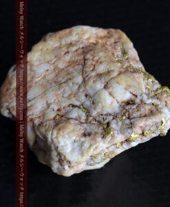 13.56gの角ばった石英の中に見える自然金-G0524-11