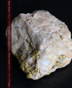 13.56gの角ばった石英の中に見える自然金-G0524-13