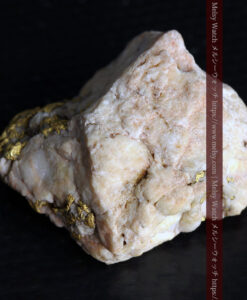 13.56gの角ばった石英の中に見える自然金-G0524-14