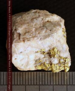 13.56gの角ばった石英の中に見える自然金-G0524-16