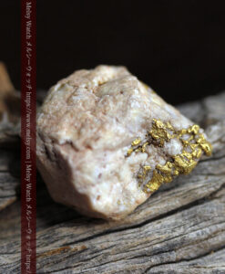 13.56gの角ばった石英の中に見える自然金-G0524-2