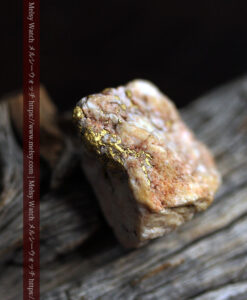 13.56gの角ばった石英の中に見える自然金-G0524-3