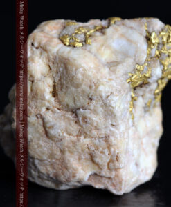 13.56gの角ばった石英の中に見える自然金-G0524-5