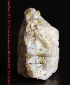 13.56gの角ばった石英の中に見える自然金-G0524-7