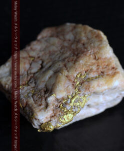 13.56gの角ばった石英の中に見える自然金-G0524-8