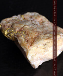 13.56gの角ばった石英の中に見える自然金-G0524-9