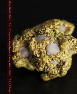 1.97gの小さな石英の粒を含むコロコロとした形の自然金-G0557-10