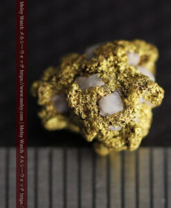 1.97gの小さな石英の粒を含むコロコロとした形の自然金-G0557-14