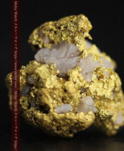 1.97gの小さな石英の粒を含むコロコロとした形の自然金-G0557-2