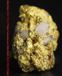 1.97gの小さな石英の粒を含むコロコロとした形の自然金-G0557-4