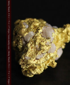 1.97gの小さな石英の粒を含むコロコロとした形の自然金-G0557-5