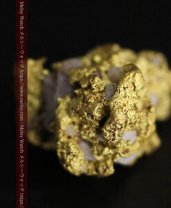 1.97gの小さな石英の粒を含むコロコロとした形の自然金-G0557-7