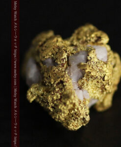 1.97gの小さな石英の粒を含むコロコロとした形の自然金-G0557-9