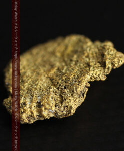 3.82gの人差し指の爪ほどのサイズの表面に特徴のある自然金-G0558-10