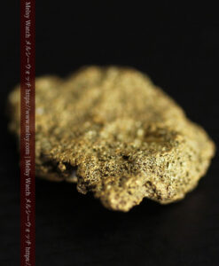 3.82gの人差し指の爪ほどのサイズの表面に特徴のある自然金-G0558-11