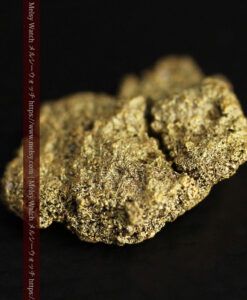 3.82gの人差し指の爪ほどのサイズの表面に特徴のある自然金-G0558-12