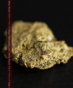 3.82gの人差し指の爪ほどのサイズの表面に特徴のある自然金-G0558-13