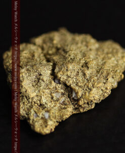 3.82gの人差し指の爪ほどのサイズの表面に特徴のある自然金-G0558-14