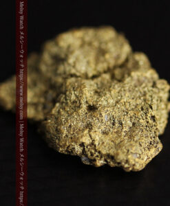 3.82gの人差し指の爪ほどのサイズの表面に特徴のある自然金-G0558-15