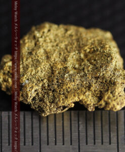 3.82gの人差し指の爪ほどのサイズの表面に特徴のある自然金-G0558-16