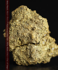 3.82gの人差し指の爪ほどのサイズの表面に特徴のある自然金-G0558-2