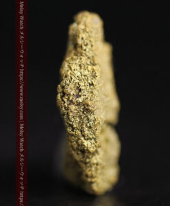 3.82gの人差し指の爪ほどのサイズの表面に特徴のある自然金-G0558-3