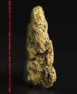 3.82gの人差し指の爪ほどのサイズの表面に特徴のある自然金-G0558-4