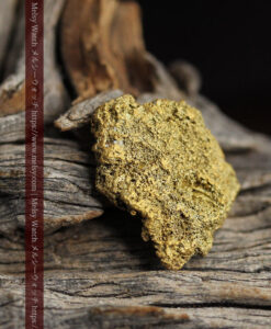 3.82gの人差し指の爪ほどのサイズの表面に特徴のある自然金-G0558-5