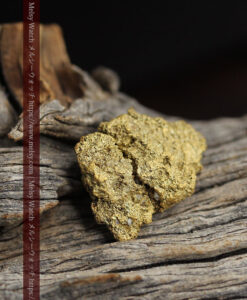 3.82gの人差し指の爪ほどのサイズの表面に特徴のある自然金-G0558-6