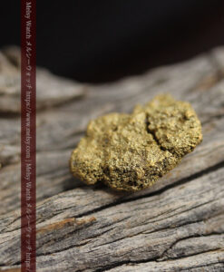 3.82gの人差し指の爪ほどのサイズの表面に特徴のある自然金-G0558-7