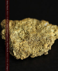 3.82gの人差し指の爪ほどのサイズの表面に特徴のある自然金-G0558-8