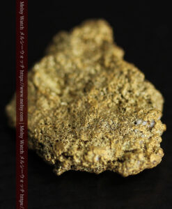 3.82gの人差し指の爪ほどのサイズの表面に特徴のある自然金-G0558-9