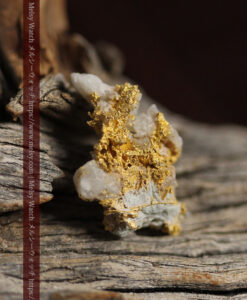 1.58gの粒の大きな石英と微細な金の結合が面白い自然金-G0570-9