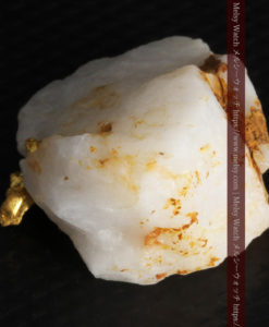 7.22gの石英に鎮座しているご神体のような自然金-G0241-12