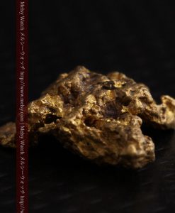 1.38gの鉱物らしさを楽しむ小さな自然金-g0259-10