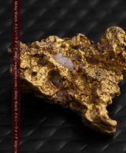 1.38gの鉱物らしさを楽しむ小さな自然金-g0259-5