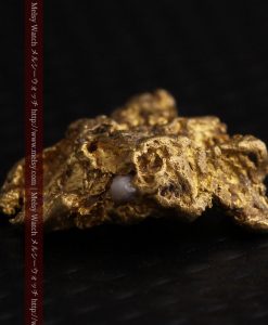 1.38gの鉱物らしさを楽しむ小さな自然金-g0259-9