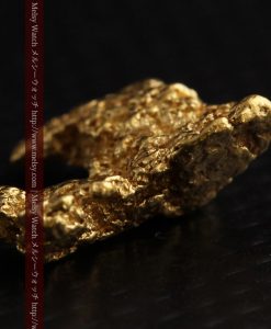 2.3gの低い山のような形状をしている自然金-g0261-10