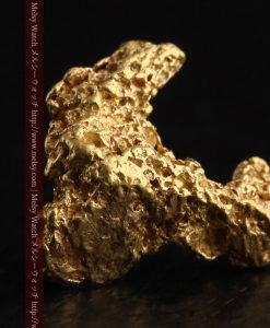 2.3gの低い山のような形状をしている自然金-g0261-2