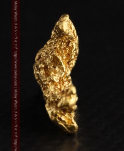 2.3gの低い山のような形状をしている自然金-g0261-3