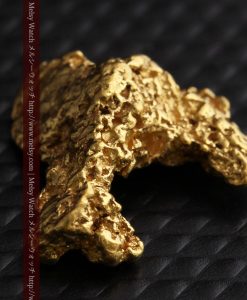 2.3gの低い山のような形状をしている自然金-g0261-5