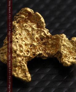 2.3gの低い山のような形状をしている自然金-g0261-7