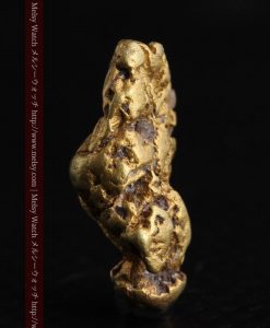 2.35gの芸術作品のような個性的な形をしている自然金-g0265-3