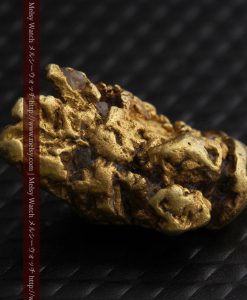 2.35gの芸術作品のような個性的な形をしている自然金-g0265-5